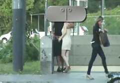 Colegiala rubia entra videos porno mujer con dos hombres en un pozo negro gigante.
